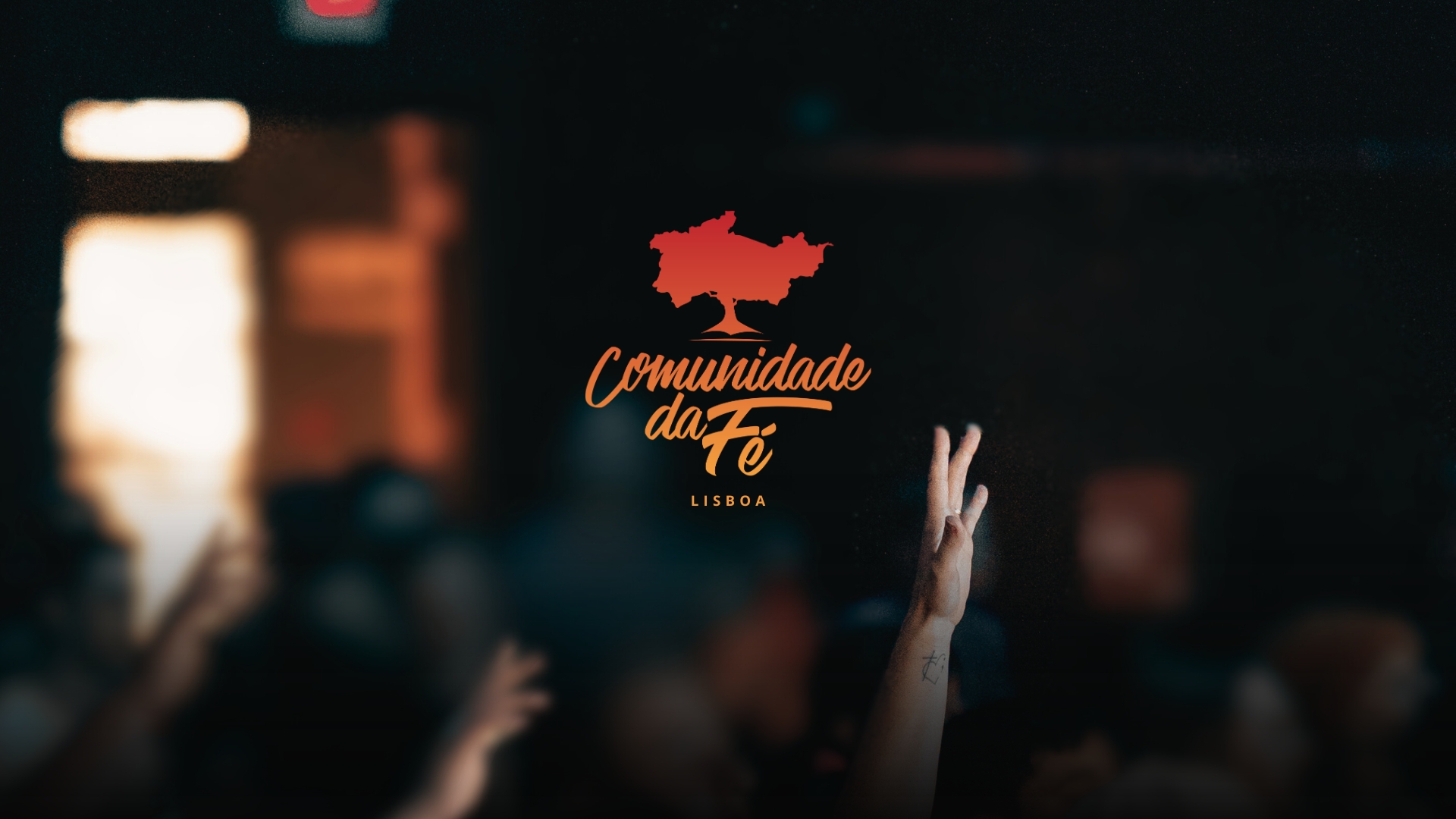 Logótipo da Comunidade da Fé Lisboa sobre uma igreja às escuras, com mãos levantadas em adoração