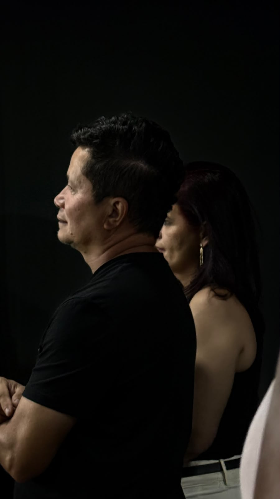 Casal de perfil a acompanhar o culto