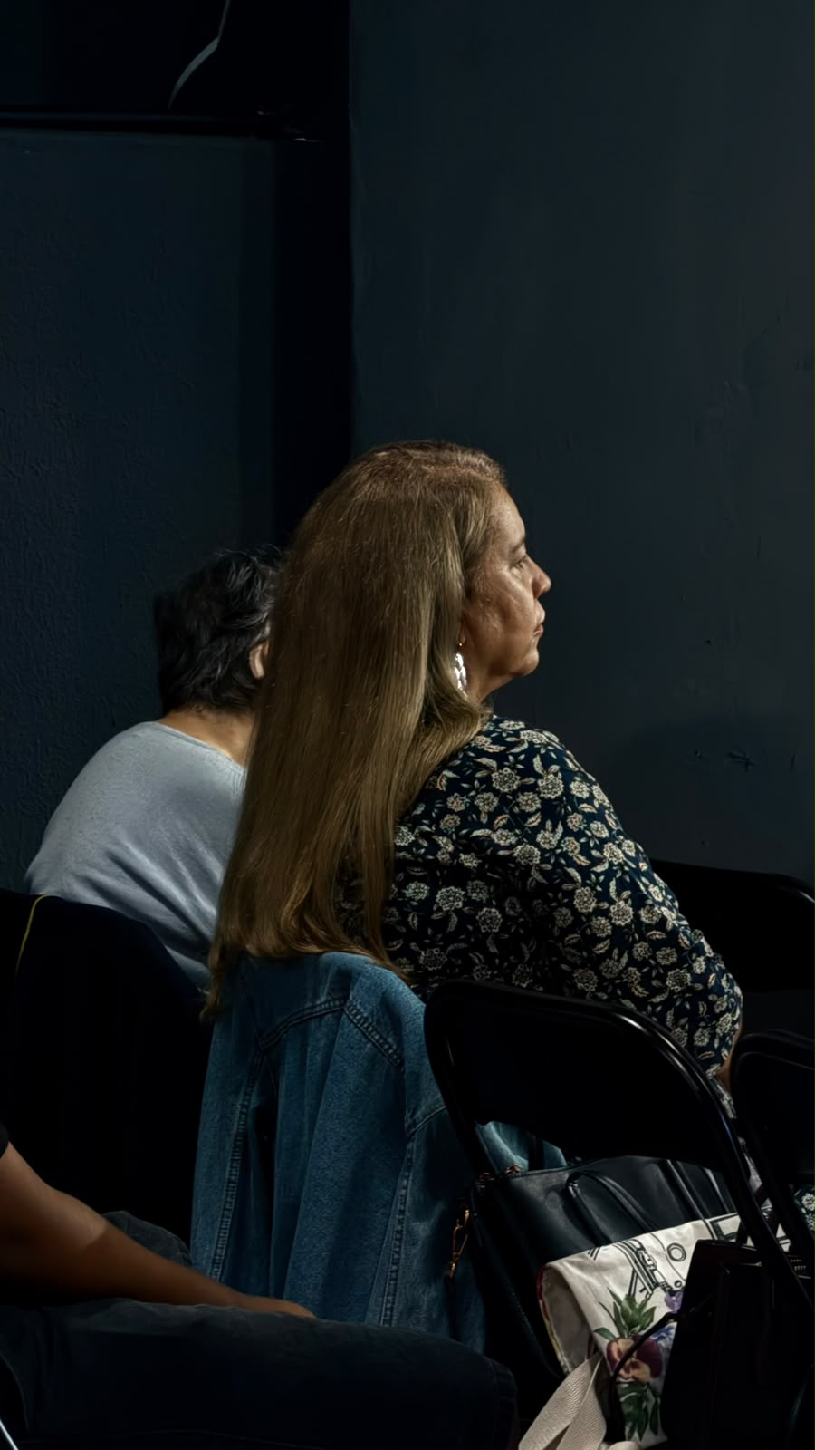 Mulher sentada de perfil a acompanhar o culto